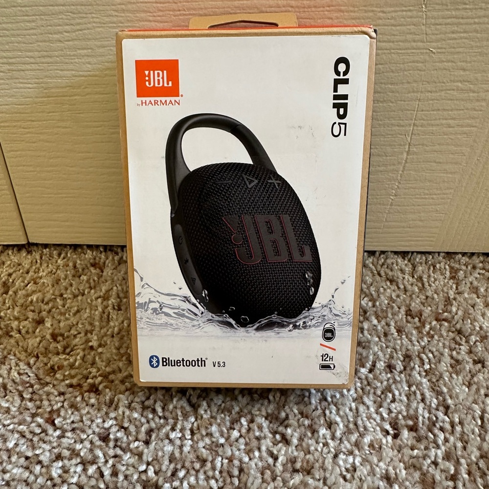 JBL Clip 5 Portable Speaker in Black